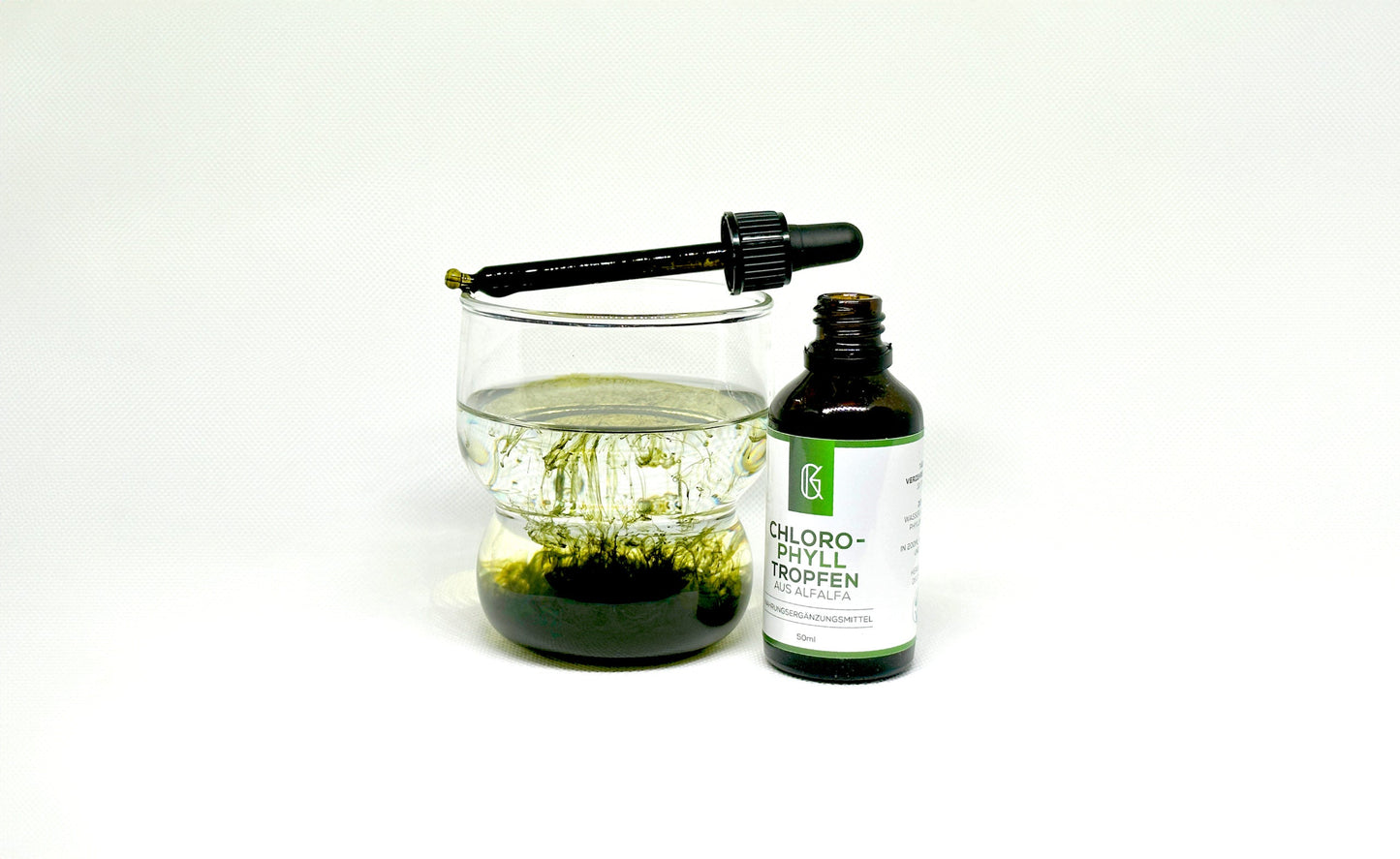 Kraftgras Chlorophylltropfen im Glas